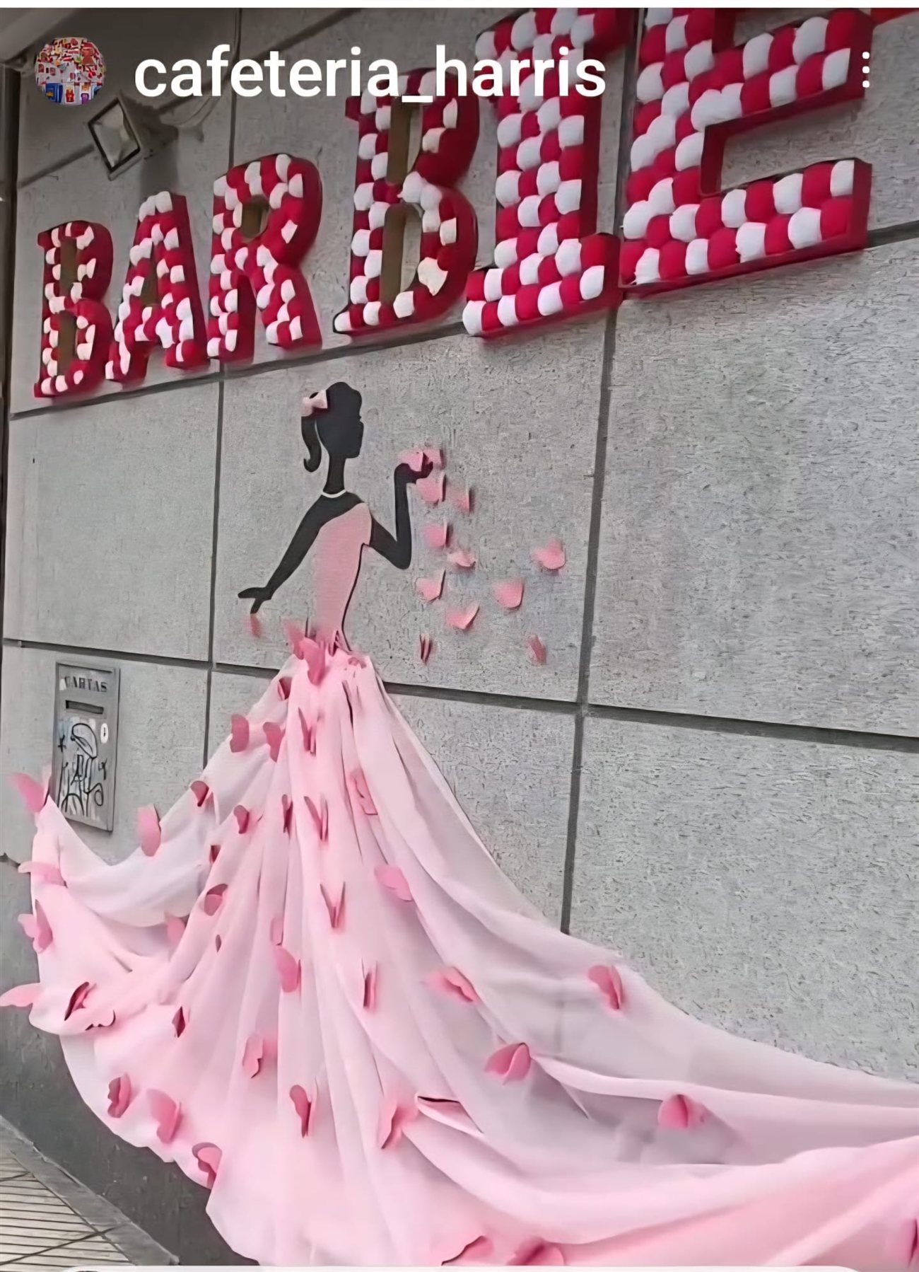 Escultura de vestido con mariposas de papel